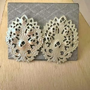 Eloquent earrings for a night out